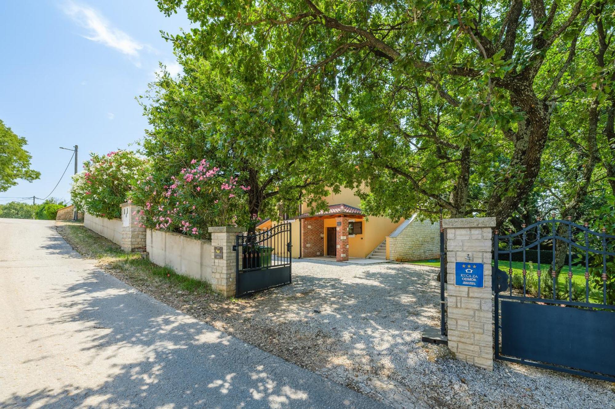 Villa Hrast Bacva Visnjan Bagian luar foto